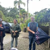 Um senhor com o chapeu de chuva