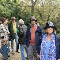 Cinco senhores a admirar a paisagem e conversar