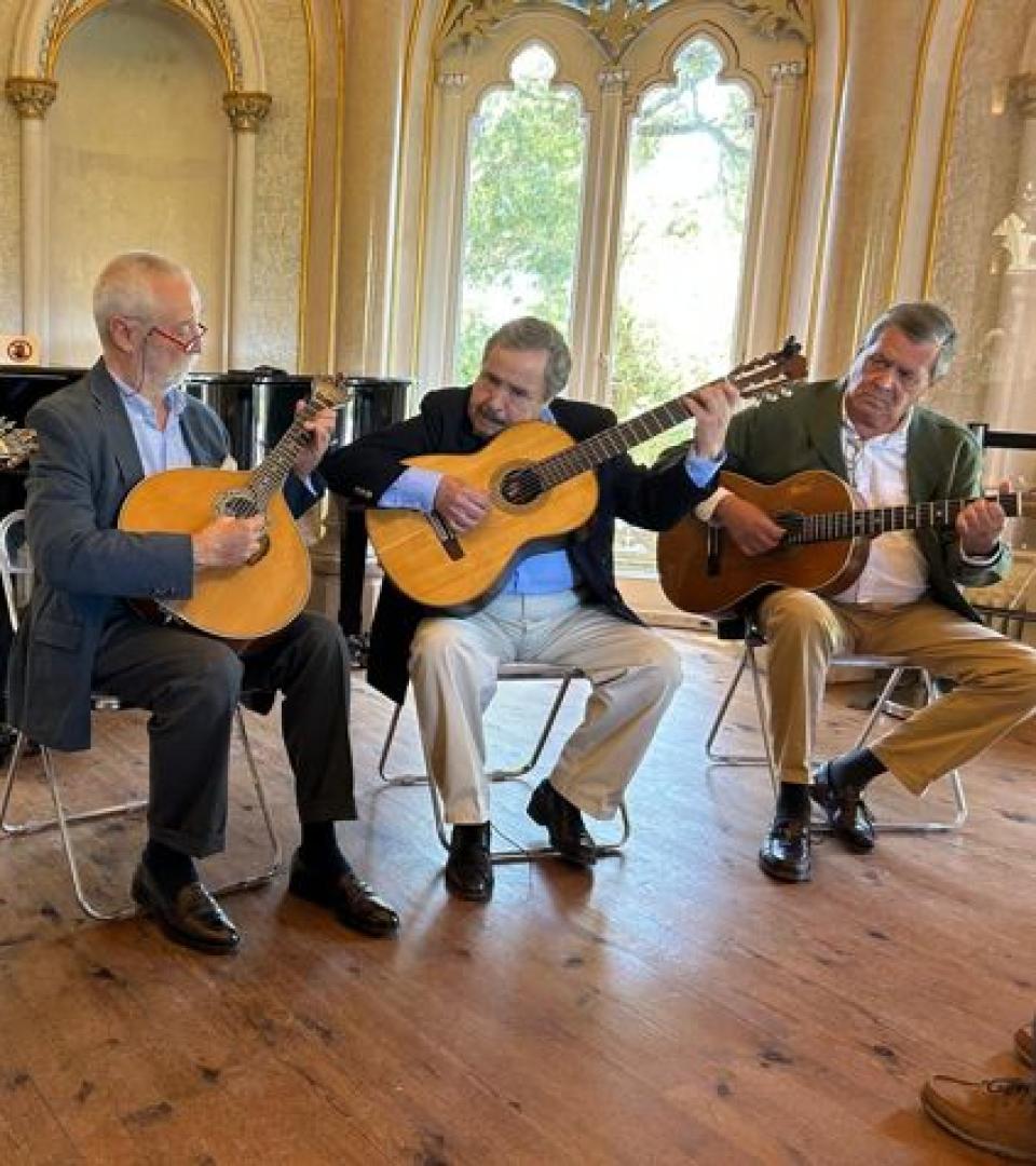 Senhores a tocar violão