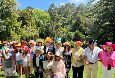 Foto de pessoas com chapeus num picnic