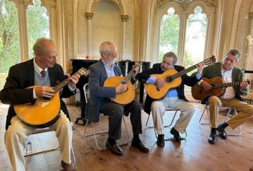 Senhores a tocar violão